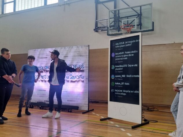 U Sklopu Programa „Spriječimo Nasilje Na Internetu” U Osnovnim školama U Lepoglavi I Kamenici Održana Predstava „Dislike”