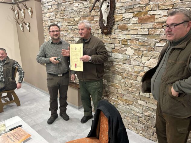 Gradonačelnik Marijan Škvarić S Lovcima U Novouređenom Domu