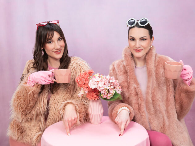 Iva I Gloria Stižu U Dom Kulture